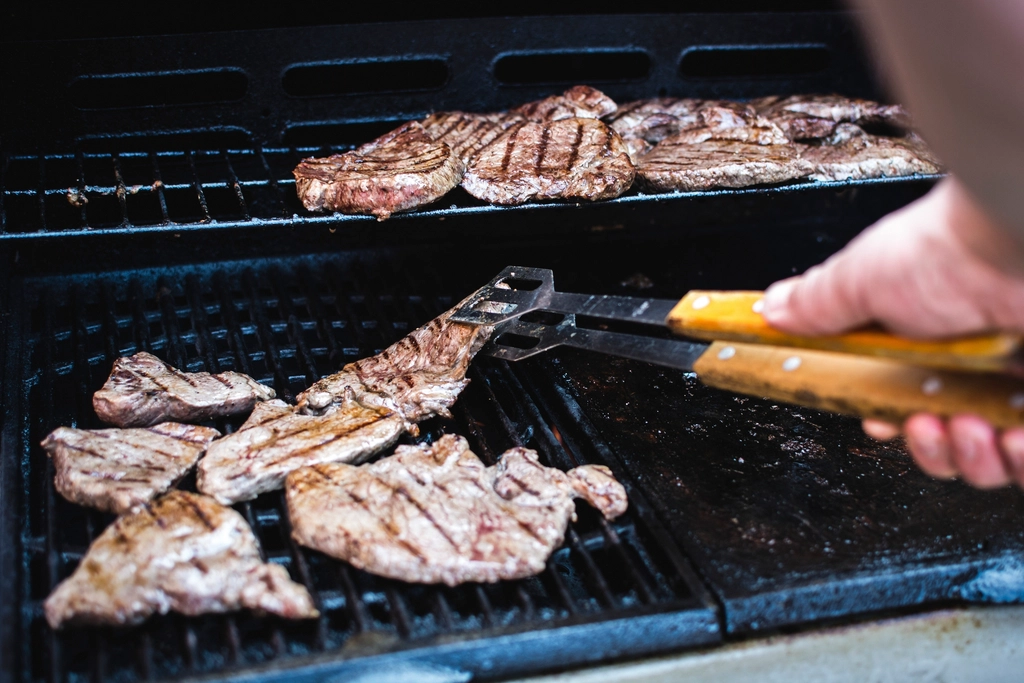 Indoor electric grill for an apartment